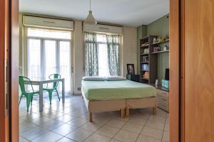 1 dormitorio con 1 cama, mesa y sillas en Casa Porta Pila, en Turín