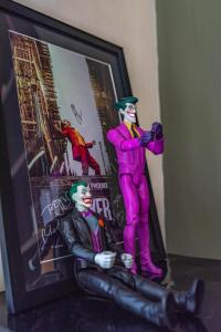een speelgoedfiguur van een DC superheld naast een foto bij Casa Porta Pila in Turijn