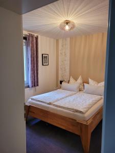 Llit o llits en una habitació de Im alten Rathaus