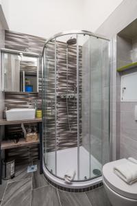 ein Bad mit einer Dusche und einem WC in der Unterkunft Apartments Piccola Venezia in Rijeka