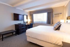 Postel nebo postele na pokoji v ubytování BCM Inns Fort McMurray - Downtown