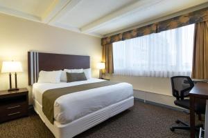 Postel nebo postele na pokoji v ubytování BCM Inns Fort McMurray - Downtown