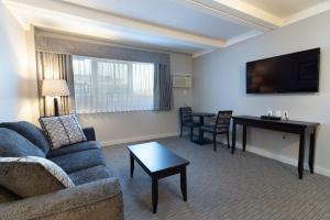 TV a/nebo společenská místnost v ubytování BCM Inns Fort McMurray - Downtown + 12 fotografií