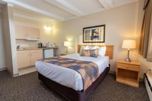 Postel nebo postele na pokoji v ubytování BCM Inns Fort McMurray - Downtown