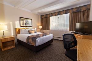 En eller flere senge i et værelse på BCM Inns Fort McMurray - Downtown