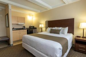 Postel nebo postele na pokoji v ubytování BCM Inns Fort McMurray - Downtown