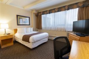 Llit o llits en una habitació de BCM Inns Fort McMurray - Downtown