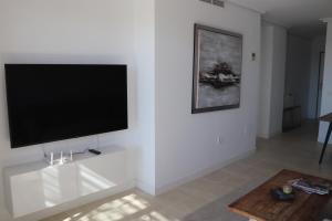 TV a/nebo společenská místnost v ubytování Sunset Resina Golf - 2 Bedrooms Apartment with Sea view - Estepona