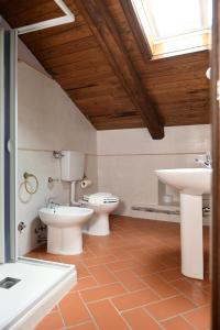 baño con 2 aseos y lavamanos en Casa Vacanze Nicola e Lina, en Tortorella
