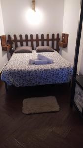 sypialnia z łóżkiem z niebieską kołdrą w obiekcie Apartamento Rural Bella Vista w mieście Villaluenga del Rosario