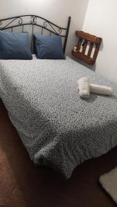 ein Bett mit einer Decke und einem Buch darauf in der Unterkunft Apartamento Rural Bella Vista in Villaluenga del Rosario