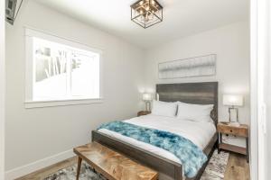 Tempat tidur dalam kamar di The White Pearl - Amazing Luxury Chalet with Mountain Views
