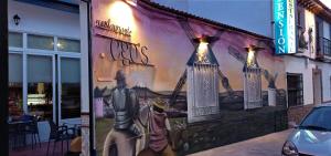 een muurschildering op de zijkant van een restaurant bij Hostal Restaurante Ego's in Campo de Criptana