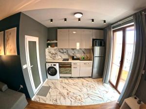 A kitchen or kitchenette at Dune Apartment Nessebar
