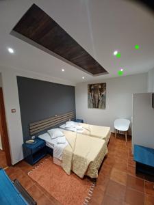 1 dormitorio con 1 cama grande y 1 mesa en Nafsika Hotel Athens Centre en Athens