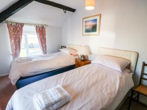 Кровать или кровати в номере Malltraeth Cottage
