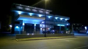 um edifício iluminado à noite com luzes azuis em Hotel La Bussola em Padenghe sul Garda