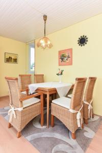 ein Esszimmer mit Tisch und Stühlen in der Unterkunft Ferienhaus Ingrid in Bensersiel + 15 Fotos