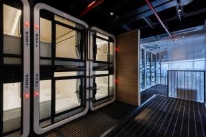 Palanda nebo palandy na pokoji v ubytování The O Pod Capsule Hotel