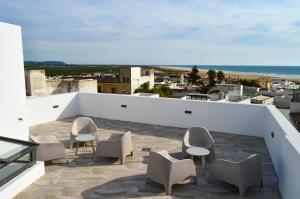 einen Balkon mit Stühlen und Meerblick in der Unterkunft Arena House Conil in Conil de la Frontera