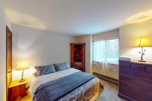 um quarto com uma cama, uma cómoda e uma janela em Forest Glen em Yosemite West