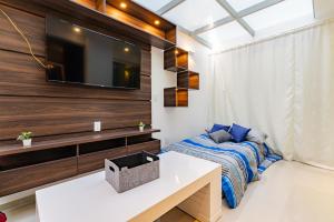 a bedroom with a bed and a tv on a wall at Lujoso apartamento Condesa- Chapultepec in Mexico City
