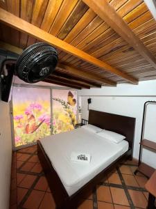 Bett in einem Zimmer mit einem an der Decke hängenden Reifen in der Unterkunft Hotel Manoa in Cúcuta