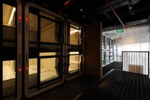 Palanda nebo palandy na pokoji v ubytování The O Pod Capsule Hotel