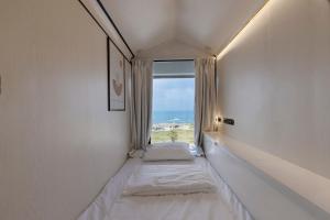 Postel nebo postele na pokoji v ubytování The O Pod Capsule Hotel