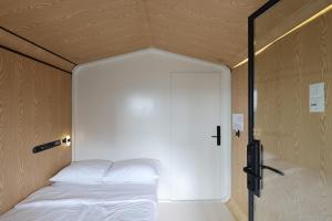 Postel nebo postele na pokoji v ubytování The O Pod Capsule Hotel