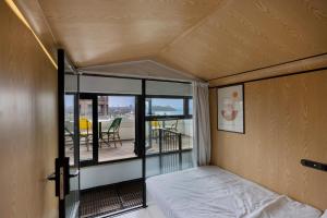 Postel nebo postele na pokoji v ubytování The O Pod Capsule Hotel