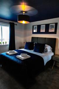 מיטה או מיטות בחדר ב-The Marine - Balcony - Beach View - Coorie Doon Apartments