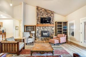 sala de estar con chimenea de piedra en Kerry Hill Manor, en Wilder