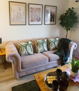 uma sala de estar com um sofá e uma mesa em The Marine - Balcony - Beach View - Coorie Doon Apartments em Ayr