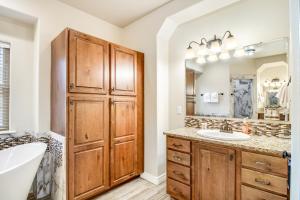 un baño con bañera y lavabo en Kerry Hill Manor, en Wilder 31 fotos más