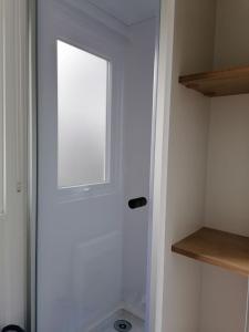 a door in a bathroom with a window on it at Bora Bora 6/8 personnes in Litteau