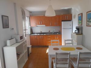 Virtuvė arba virtuvėlė apgyvendinimo įstaigoje Apartamento cerca del mar