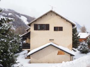 サン・シャフレにあるBelles vacances dans belle régionの屋根に雪の家