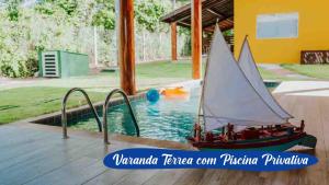 um barco de brinquedo numa piscina com escorrega em Asenza Beach Resort All Inclusive em Pitimbu