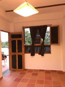 Habitación con lámpara de araña y 2 ventanas. en Donama River en Palomino