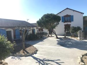 een huis met bomen voor een oprit bij O’gîtes des colombes in Colombiers