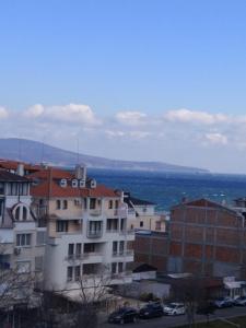 vistas a una ciudad con edificios y al océano en Nesebar Vigo Panorama Apartments en Nesebar
