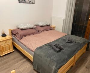 Łóżko lub łóżka w pokoju w obiekcie W Łęgu Natury
