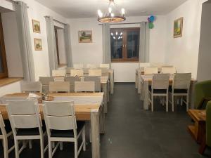 Restauracja lub miejsce do jedzenia w obiekcie W Łęgu Natury