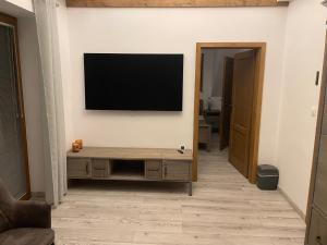 Telewizja i/lub zestaw kina domowego w obiekcie W Łęgu Natury