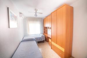 Postel nebo postele na pokoji v ubytování Apartamento con piscina y terraza a 50 metros de la playa + 18 fotografií