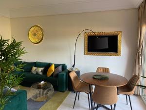 TV a/nebo společenská místnost v ubytování Appartment Rhizlane