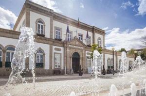 a building with a fountain in front of a building at Terraço d’Aldeia in São Pedro do Sul