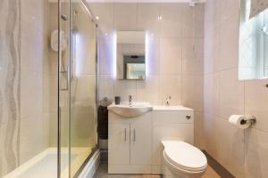 Vannituba majutusasutuses Cartwright's Cottage - Indoor Pool, Sports Courts, Play Park +16 fotot