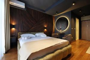 - une chambre avec un grand lit et une tête de lit en bois dans l'établissement Belgrade Waterfront Apartments - Arcadia, à Belgrade